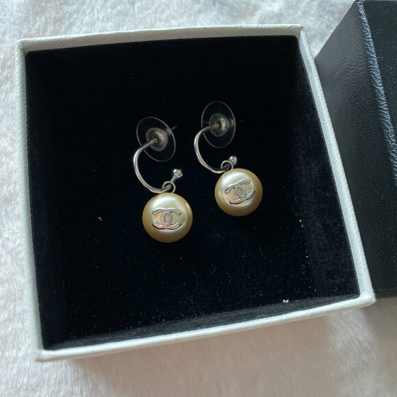 Chanel Off White Cream Pearl CC Silver Dangly Earrings With Box - Picture 2 of 5